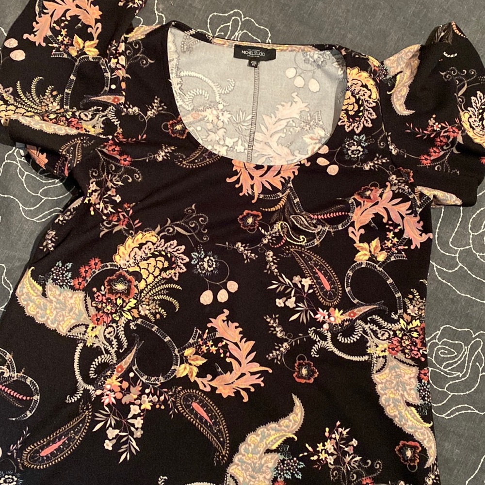Short swing dress with angel style shirt sleeve